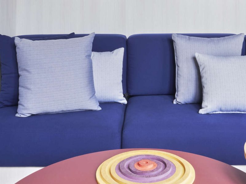 Sofa interior en color azul de textil inteligente Ecoplen en Casa Decor